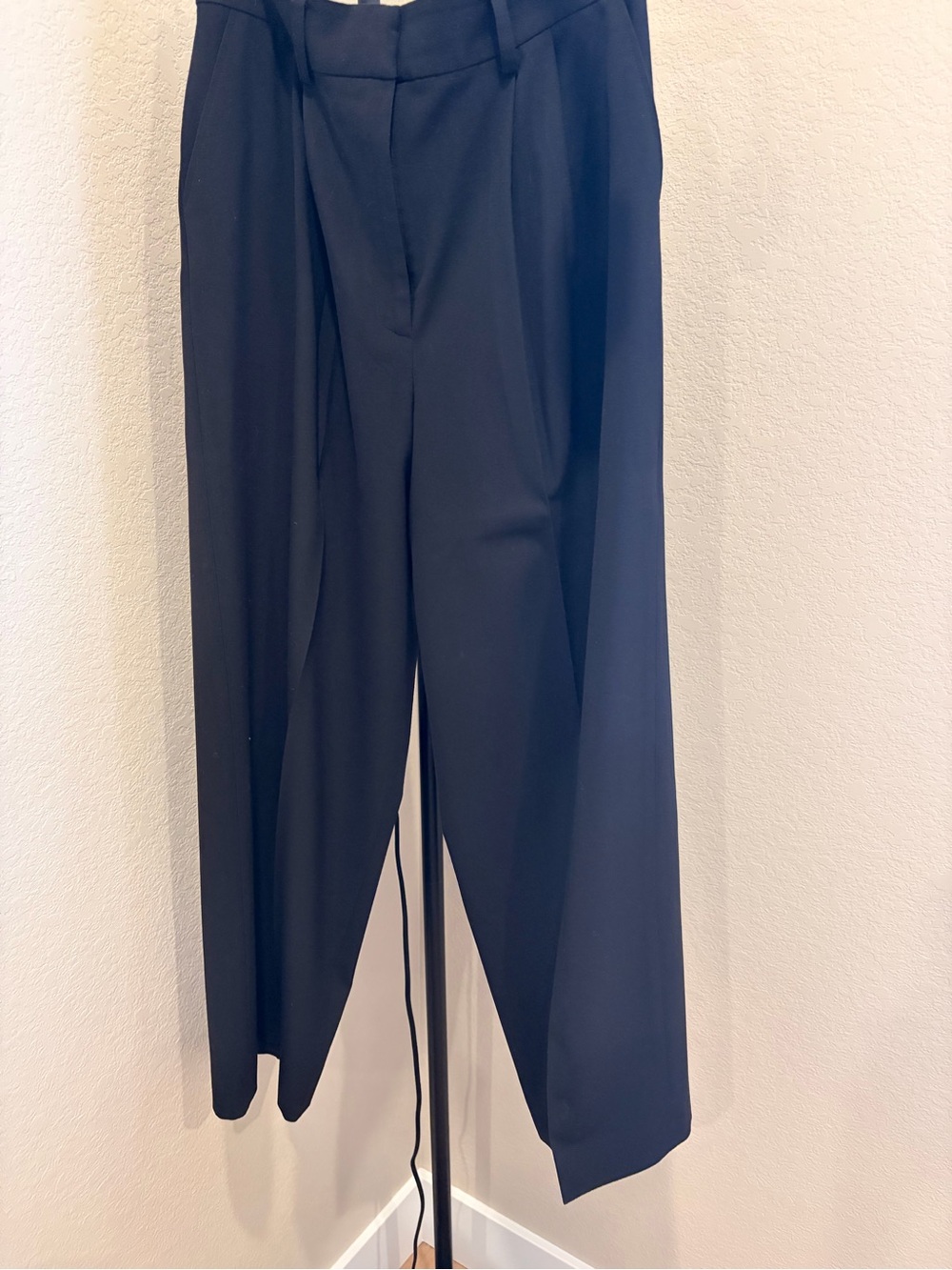 Halogen Black Wide-Leg Pleated Trousers